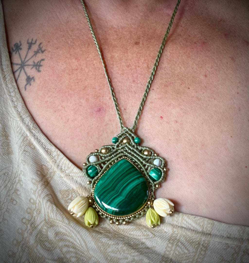 Malachite pikake flowers necklace macrame